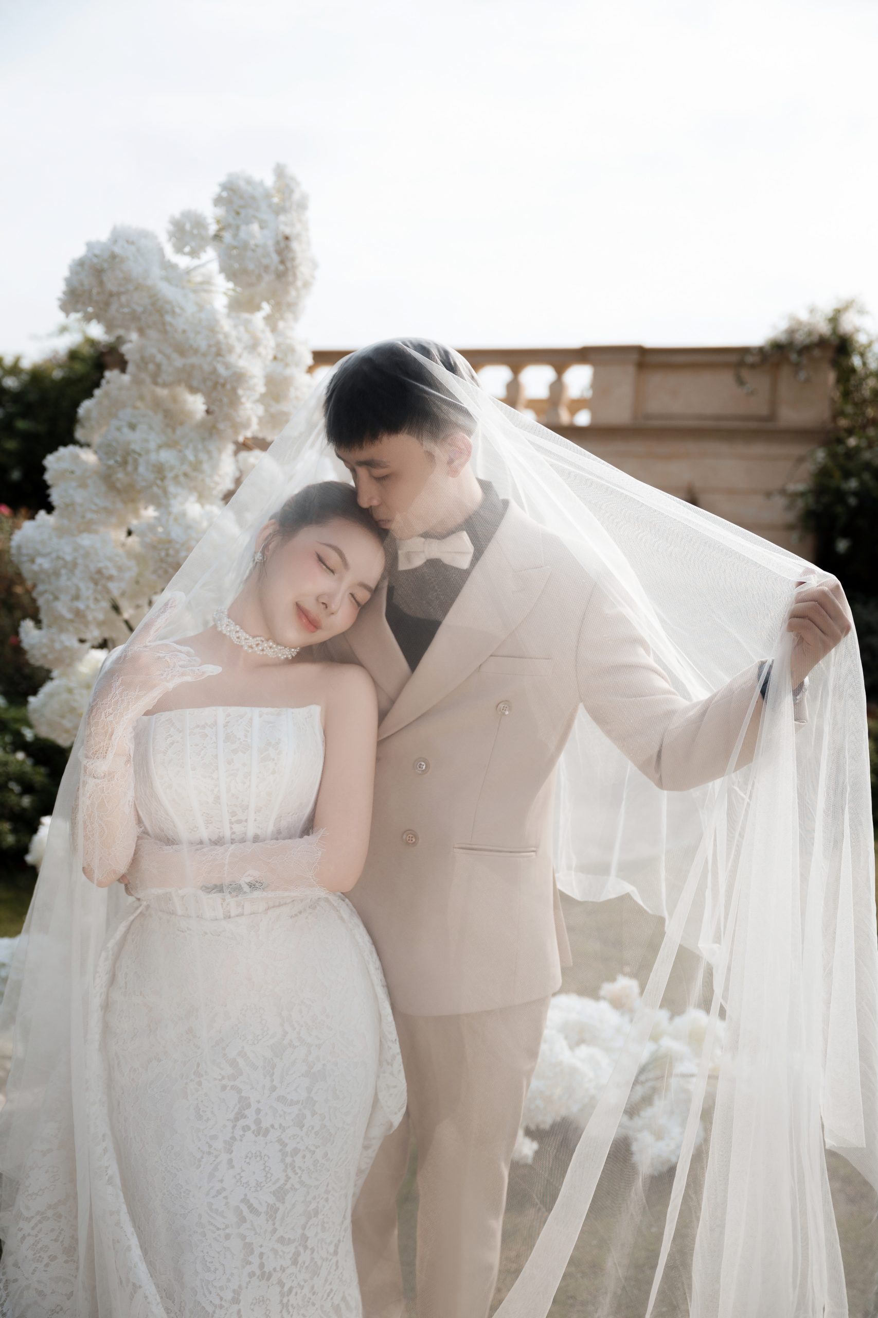 Cô dâu và chú rể trong bộ ảnh cưới ngoài trời của Luana